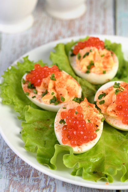Foto huevos rellenos con caviar de salmón