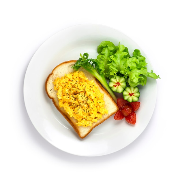 Huevos revueltos con pan Plato cocido para el desayuno