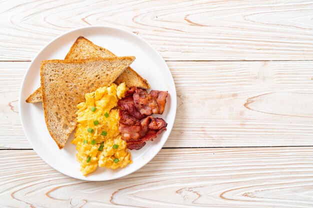 huevos revueltos con pan tostado y tocino para el desayuno