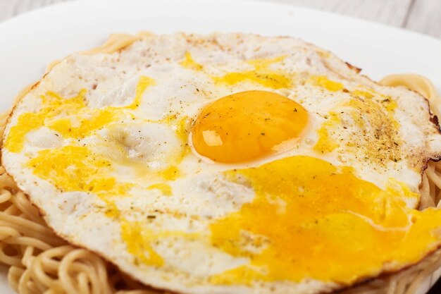 Huevos revueltos con pasta en un plato