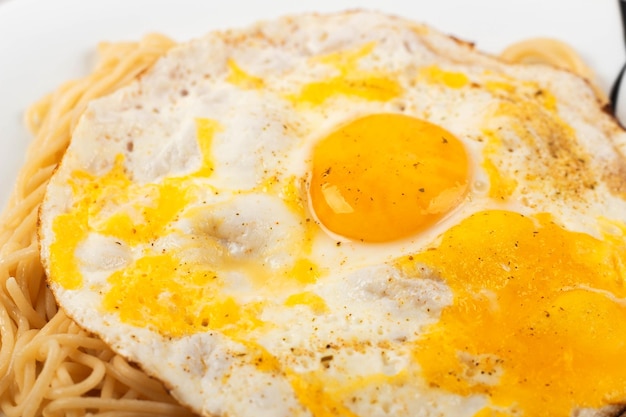 Huevos revueltos con pasta en un plato