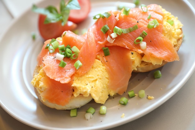 Huevos revueltos con salmón ahumado sobre tostadas, Desayuno