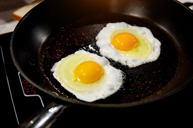 Foto huevos revueltos en sartén.