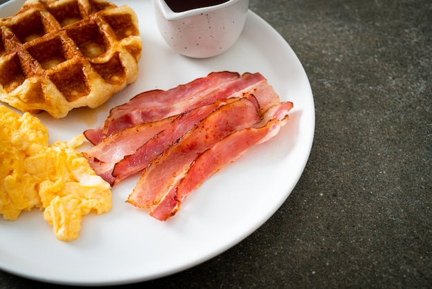 huevos revueltos con tocino y waffle para desayunar