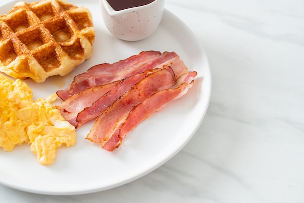 huevos revueltos con tocino y waffle para desayunar