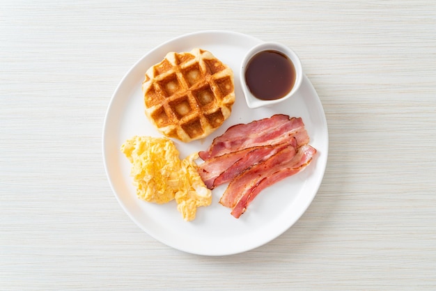 huevos revueltos con tocino y waffle para desayunar