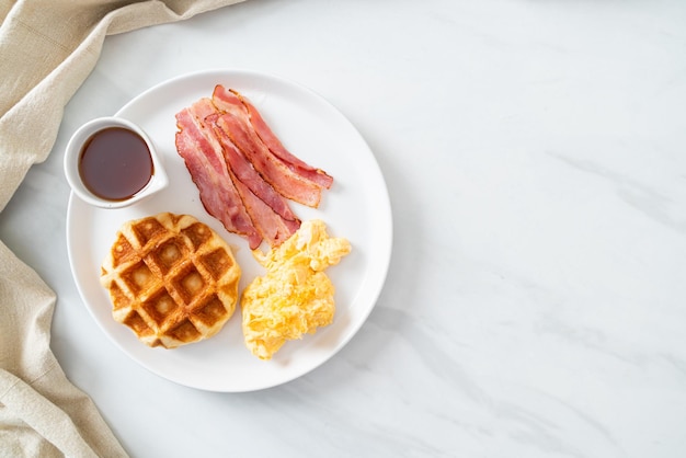 huevos revueltos con tocino y waffle para desayunar