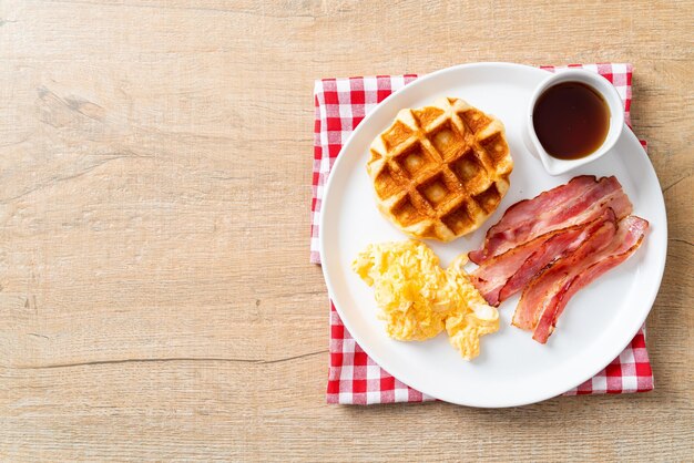 huevos revueltos con tocino y waffle para desayunar