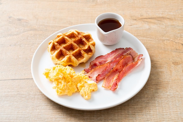 huevos revueltos con tocino y waffle para desayunar