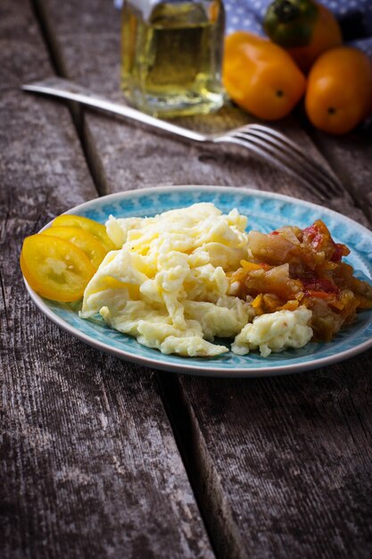 Huevos revueltos con verdura. Enfoque selectivo