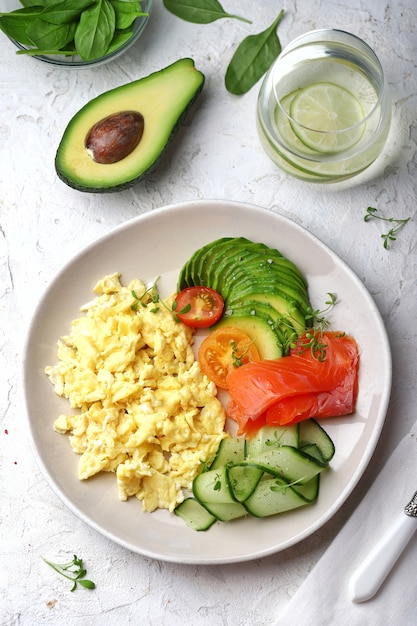 Huevos revueltos con verduras para el desayuno