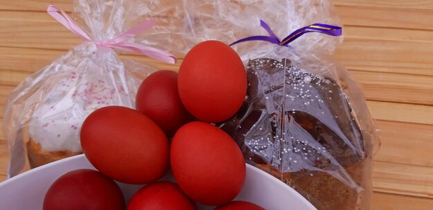 Huevos rojos de Pascua y pasteles Concepto de vacaciones de Pascua