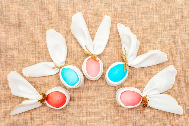 Huevos rosados y azules con orejas de conejo