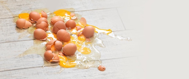 Huevos rotos en el suelo