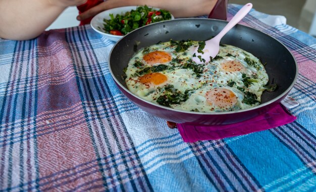 Huevos en la sartén para el desayuno