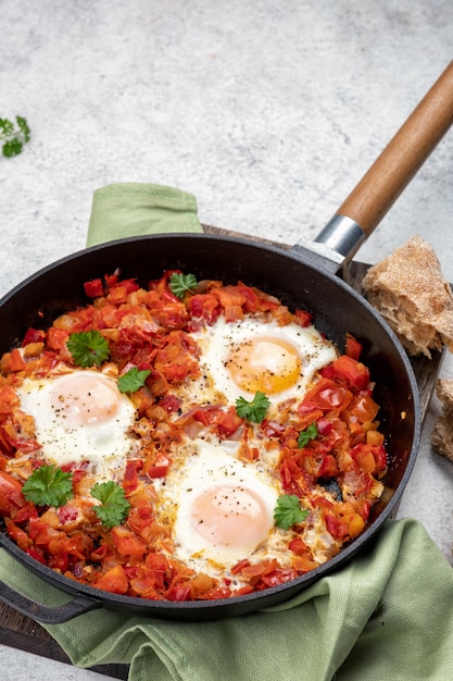 Huevos Shakshouka escalfados en salsa de tomates