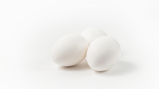 Foto huevos sobre fondo blanco huevos aislados sobre fondo blanco