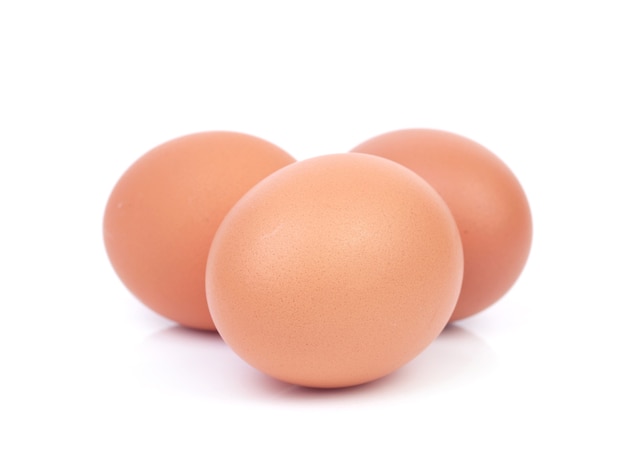 Huevos sobre fondo blanco