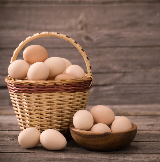 Huevos sobre fondo de madera