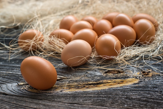 Huevos sobre un fondo de madera