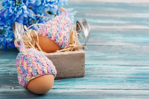 Huevos con sombreros de punto, flores.