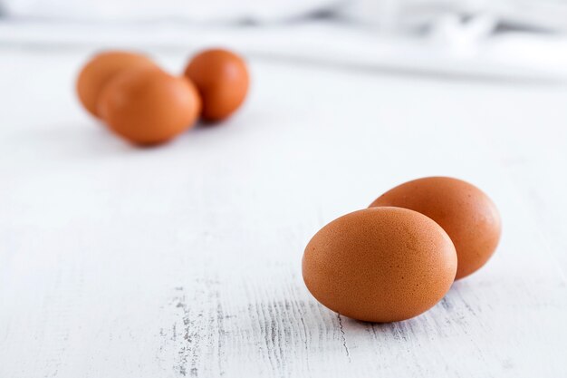 Huevos en el tablero de madera