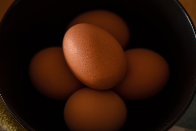 Foto huevos en una taza negra