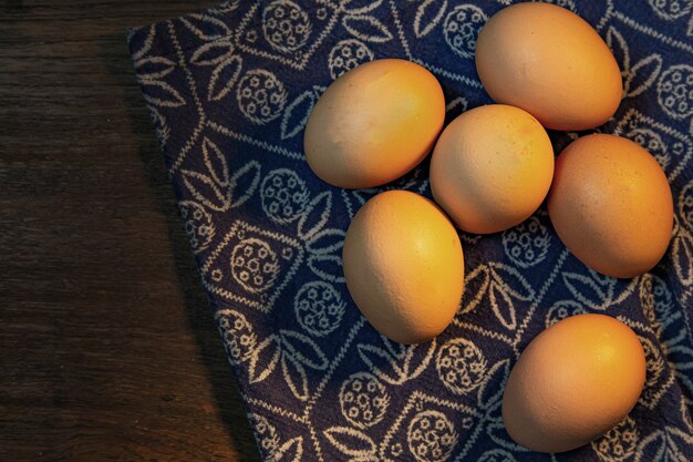 Los huevos en un tazón en la mesa de madera para el contenido de alimentos.