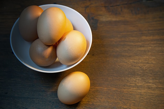 Los huevos en un tazón en la mesa de madera para el contenido de alimentos.