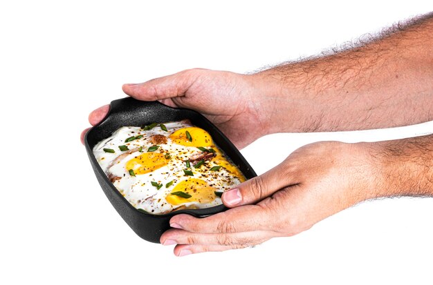 Huevos con tocino aislado sobre fondo blanco. Huevos revueltos al horno. Foto de alta calidad