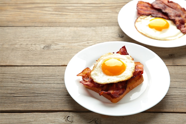 Huevos y tocino para el desayuno.