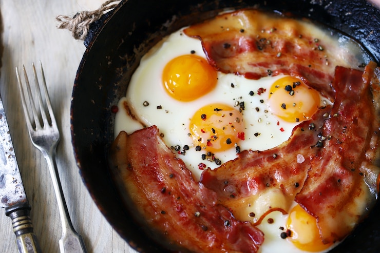 Foto huevos con tocino.