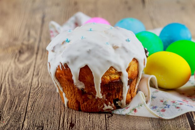 Huevos y torta de Pascua en el fondo brillante