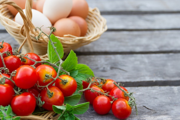 huevos y vegetales del jardín