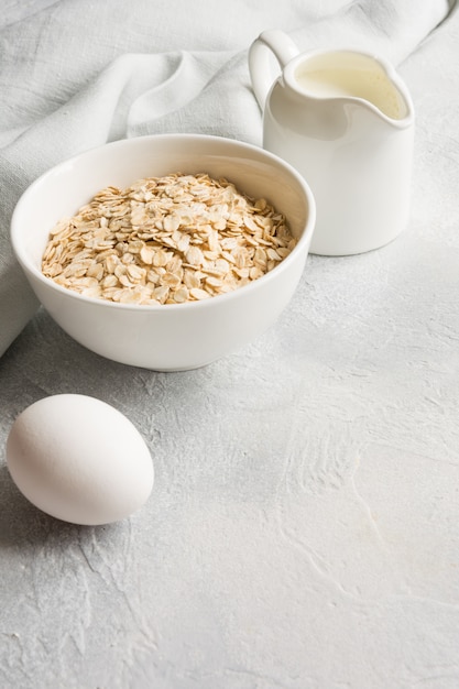 Huevos, whreat, cereales y leche para cocinar alimentos útiles.