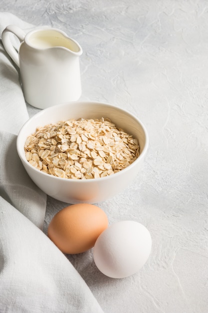 Huevos, whreat, cereales y leche para cocinar alimentos útiles.