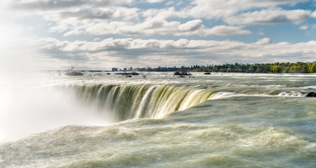 Hufeisen- oder kanadafälle an den niagarafällen an der kanadisch-amerikanischen grenze