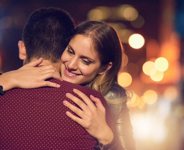 Hug glücklich paar und liebe in der nacht auf der straße für unterstützung pflege und ehe mit verpflichtung mann frau und daten in new york mit partner in der stadt für urlaub flitterwochen und urlaub zusammen
