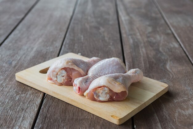 Huhn, frisches Fleisch auf Holz Schneidebrett