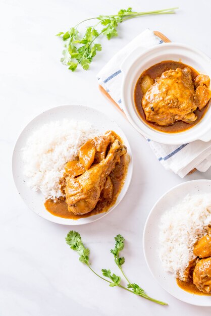 Huhn Massaman Currypaste mit Reis