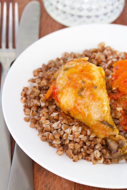 Huhn mit Buchweizen und Soße auf Platte