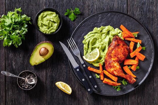 Foto huhn mit guasacaca-sauce und süßkartoffeln