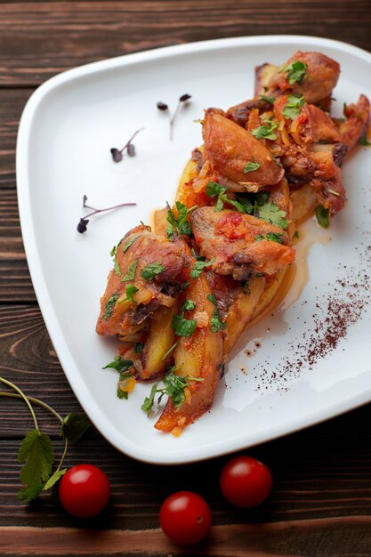 Huhn mit Kartoffeln, Tomaten, süßen Zwiebeln und Koriander, Chihirtma Huhn