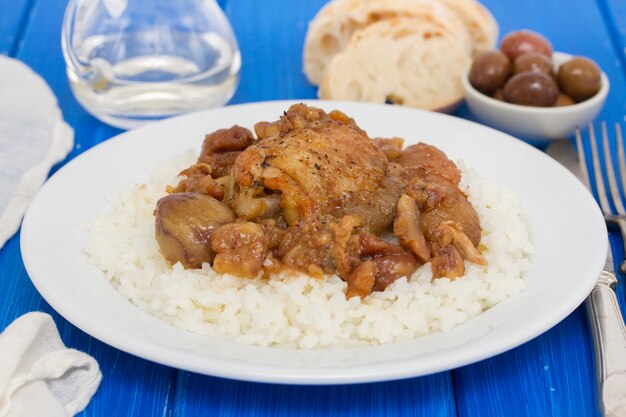 Huhn mit Kastanien und gekochtem Reis auf Teller