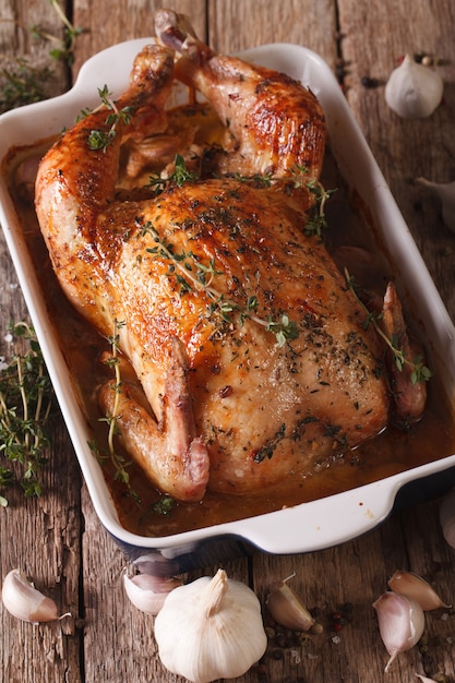 Huhn mit Knoblauch in der Schüssel zum Backen