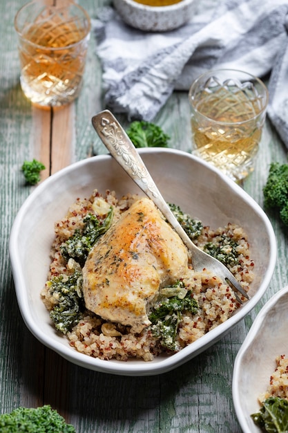 Huhn mit Quinoa und Cale mit Weinsauce