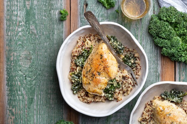 Huhn mit Quinoa und Cale mit Weinsauce