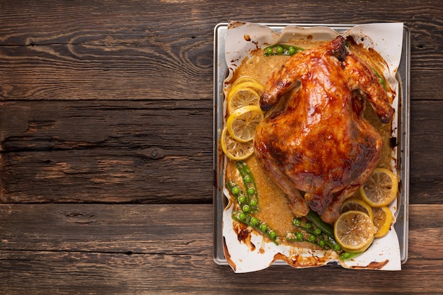 Huhn oder Ente im Ofen auf festlichem Esstisch gebacken