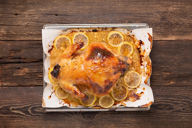 Huhn oder Ente im Ofen auf festlichem Esstisch gebacken