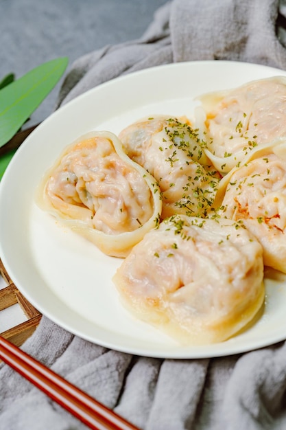 흰색 접시에 담긴 한국 요리 김치 만두 음식